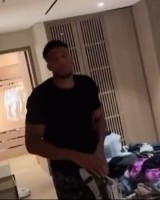 kaiyun-妻子直播字母哥抓蟑螂&amp;近三万人观看 字母哥开玩笑：我要离婚！